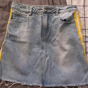 Jean skirt with yellow strip
